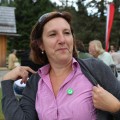 stolz zeigt Anna das Abzeichen für das Blattl