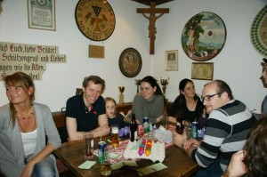 Familie Pirktl mit der Eierausbeute