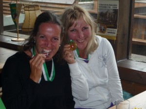 Sonja und Angelika stolz auf ihre Medaille
