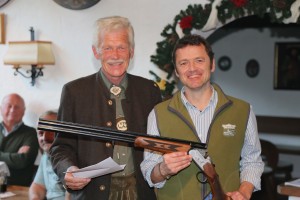 Norbert Auer mit dem gewonnenen Jagdgewehr