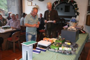Rainer Seeberger, vor dem vollen Gabentisch