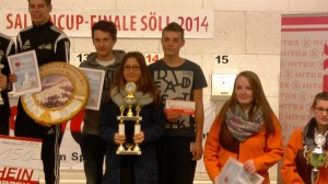 Anna Maria trägt stolz den Pokal