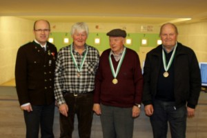 Franz Pöschl (2. v.l.) mit der Bronzemedaille