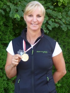 Angelika Sporer mit der Tiroler Meister Medaille