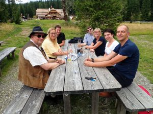 Nach getaner Arbeit vor dem Schießstand (im Hintergrund die Ludlalm)
