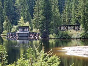 Die Schießscheiben - links die 6 Wasserscheiben, rechts die 6 Standscheiben