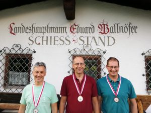 Die Medaillengewinner im Liegendbewerb (v.l.): Alois Larcher (2.), Christof Melmer (1.), Martin Larcher (3.)