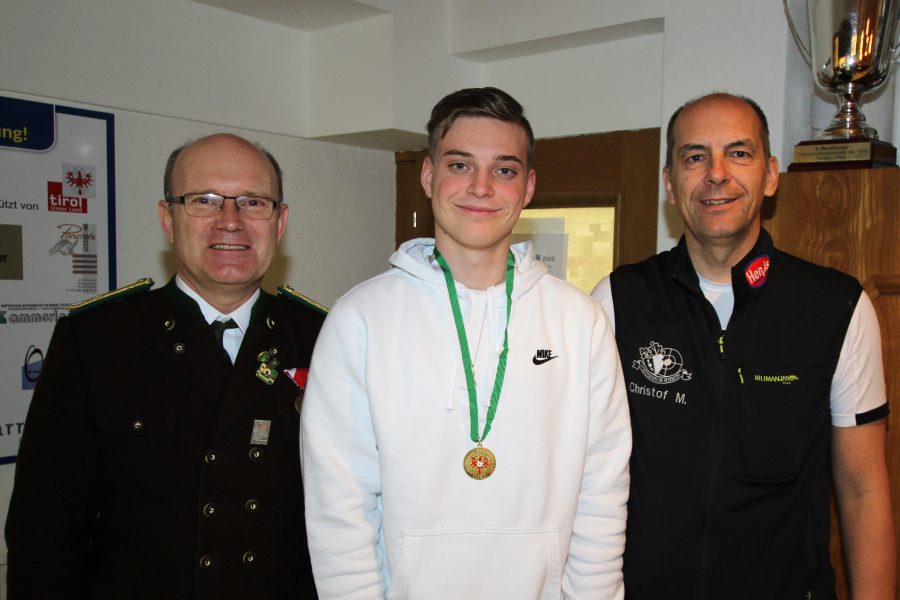 Junioren: Sieger Stephan Riedl mit dem Bspl und dem BOSM